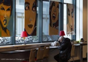 2015-09-19 1076 Bibliotheek Tilburg lezen krant