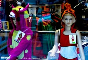2016-02-01 Carnaval Etalage poppen kleding