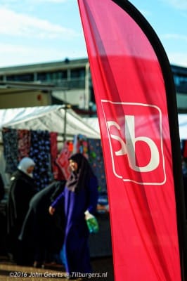 2016-02-24 weekmarkt vlag stof Besterdse markt
