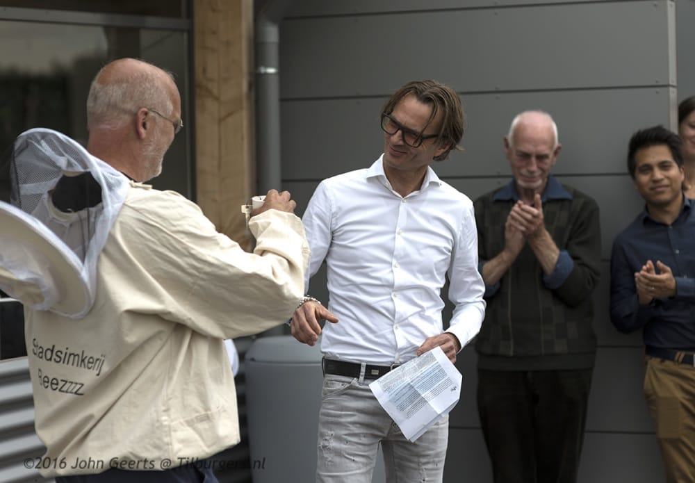 2016-07-07 Marcel Horck Sleuteloverdracht ELHO Olaf Elderenbosch bijen